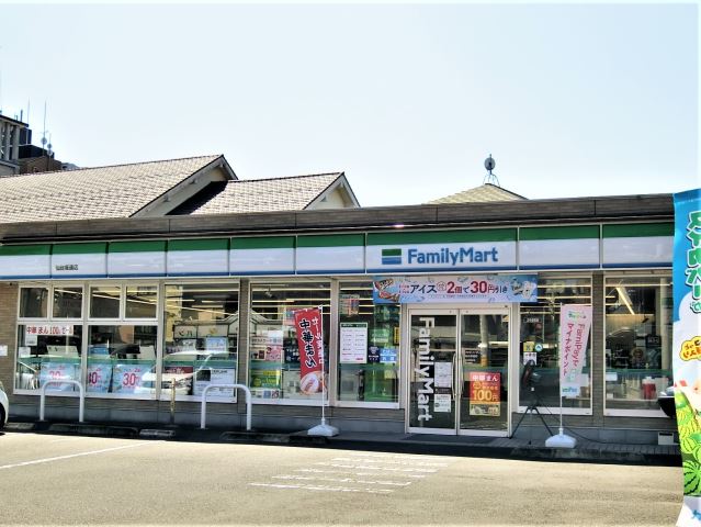 コンビニ　ファミリーマート（コンビニ）まで120m