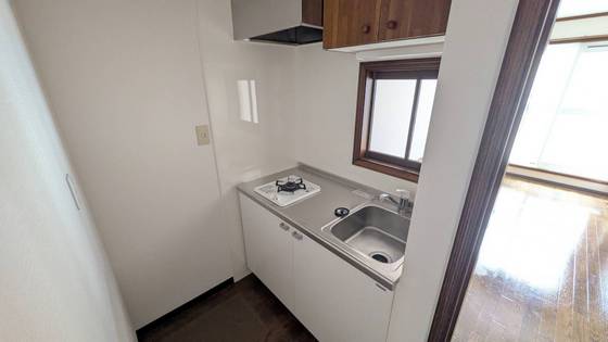 キッチン　同マンション別部屋参考写真となります。
