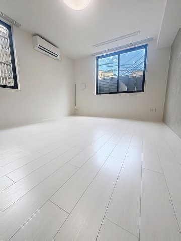 居室・リビング　こちらの居間で趣味の時間をお楽しみください