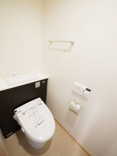 トイレ　★ウォシュレットとタオル掛け、お洒落なお手洗い完備のトイレ…