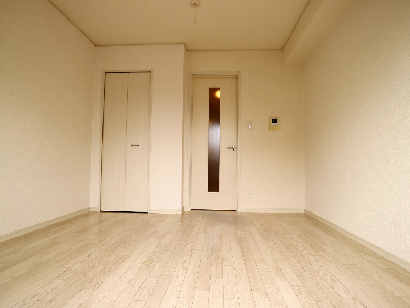 居室・リビング　落ち着いた色合いのフローリングです。