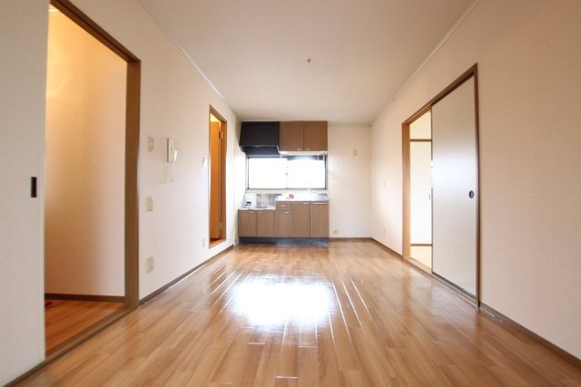 居室・リビング　同物件別号室です。