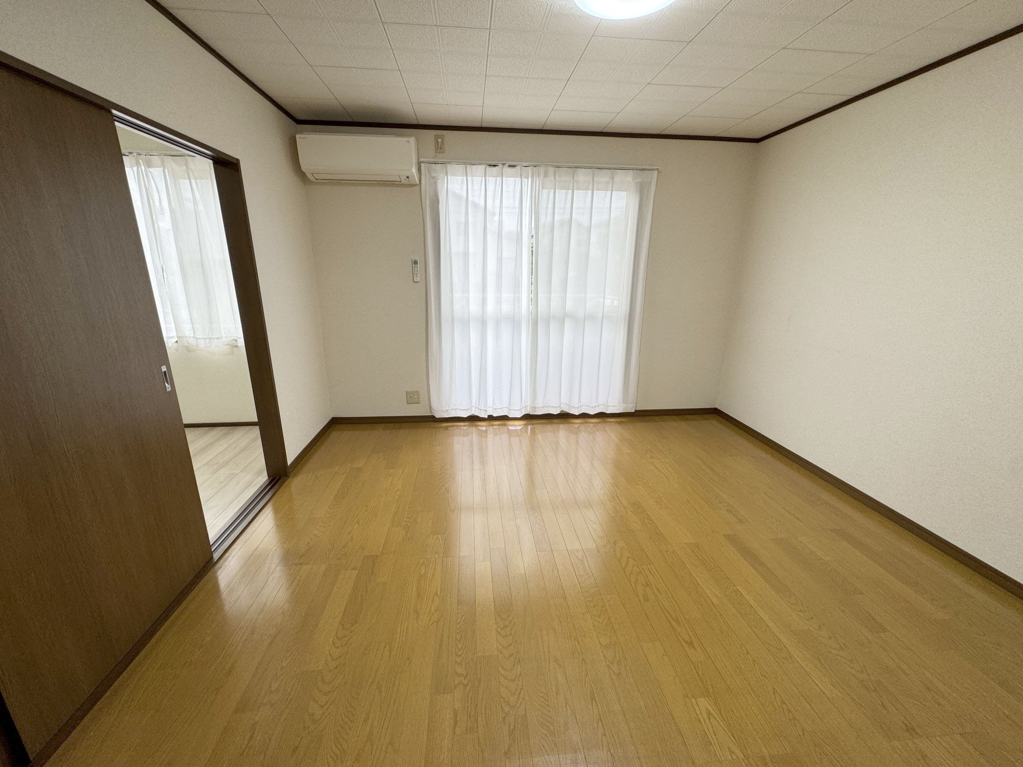 サンシャイン江南の居間写真