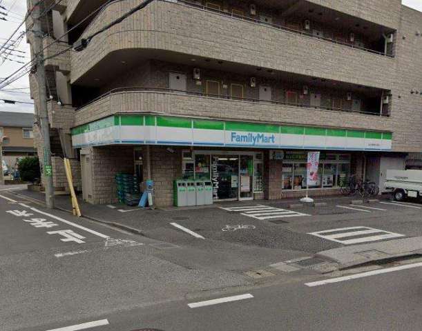 コンビニ　ファミリーマート（コンビニ）まで494m