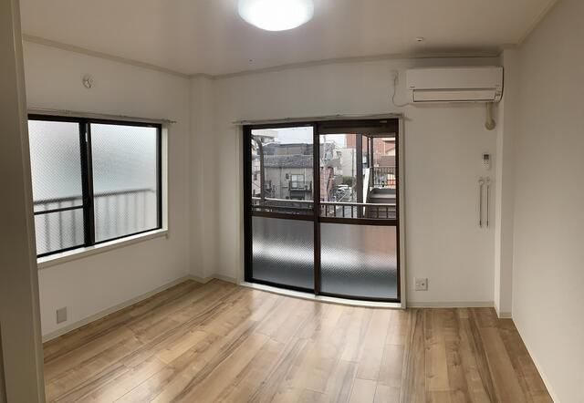 居室・リビング　こちらの居間で趣味の時間をお楽しみください