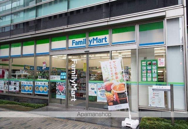 コンビニ　ファミリーマート（コンビニ）まで68m