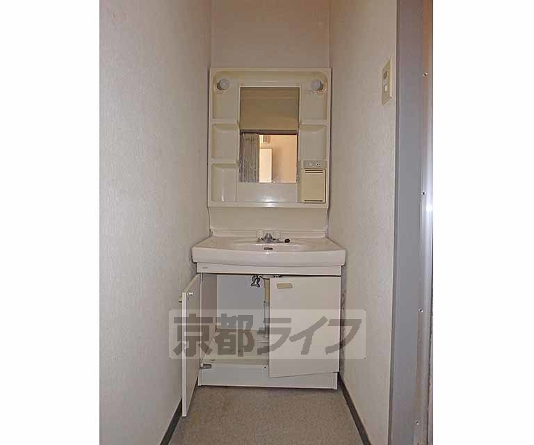 洗面設備　綺麗な洗面化粧台です。