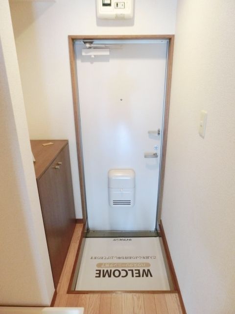 玄関　玄関にはシューズボックスがあります