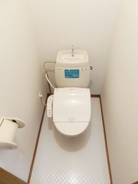 トイレ　温水洗浄便座付きのトイレです