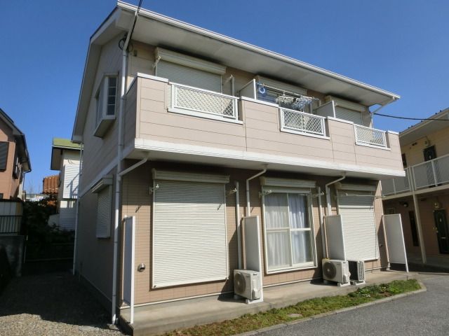 建物外観　前面は敷地内駐車場で日当たり良好です。