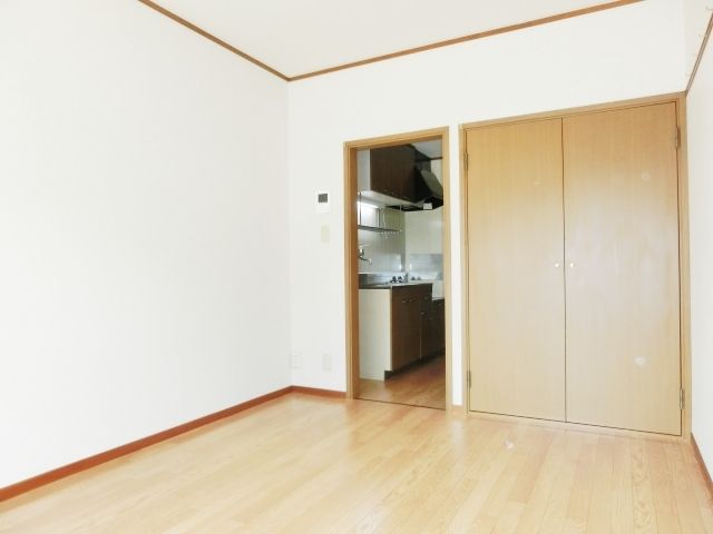 居室・リビング　お部屋に収納があるので広々使えますね