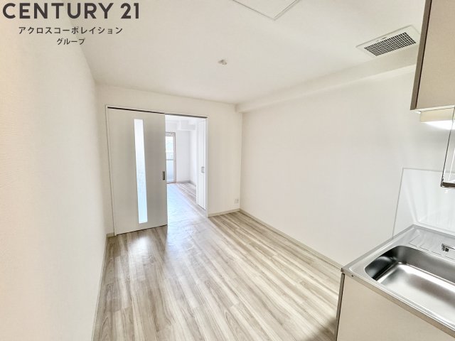 居室・リビング　白色を基調としたお部屋になります