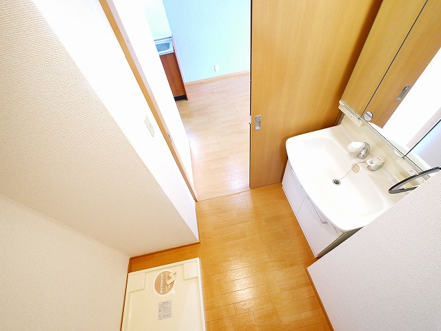 洗面設備　独立洗面台あり、毎朝おしゃれに忙しい女性の方におすすめです