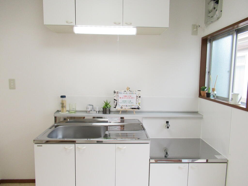 キッチン　キッチンに窓があるので採光も換気もできます♪