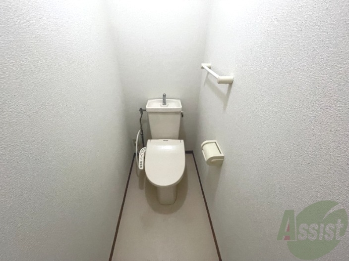 トイレ　温水洗浄便座なので快適に使用できそうですね。