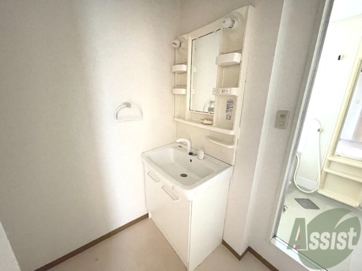 洗面設備　洗面台は独立しています。こちらで身支度できますよ。