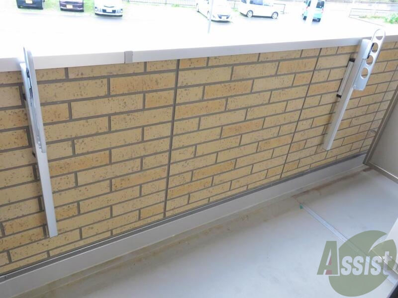 バルコニー　物干し竿も置くことができて、洗濯もしやすいスペースですね。