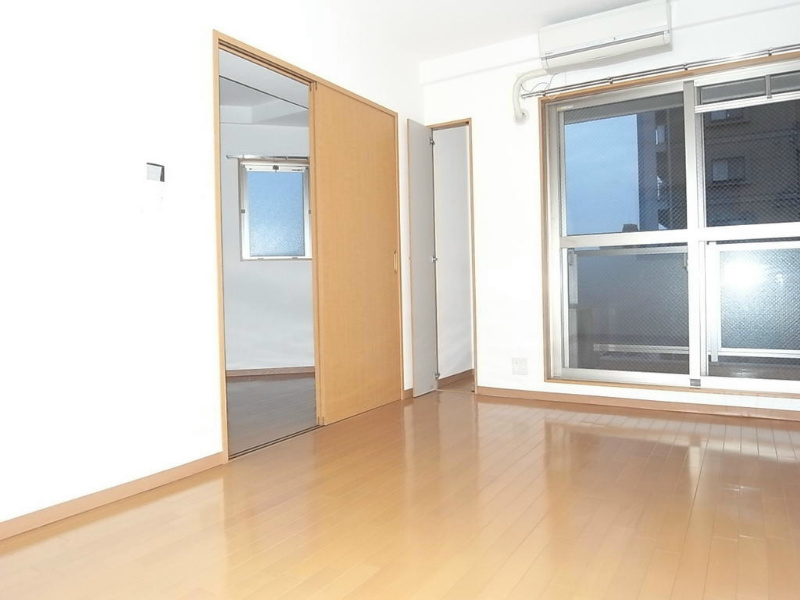 バルコニー　洋室6.1帖　クローゼット付（収納充実してます）