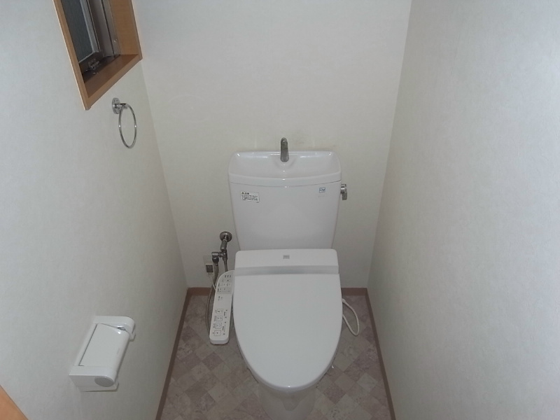 トイレ　温水洗浄便座付トイレ　窓付（換気良好）