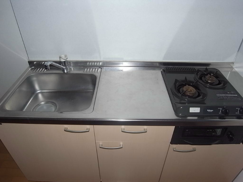 キッチン　システムキッチン（ガス2口・グリル付）冷蔵庫ご用意できます