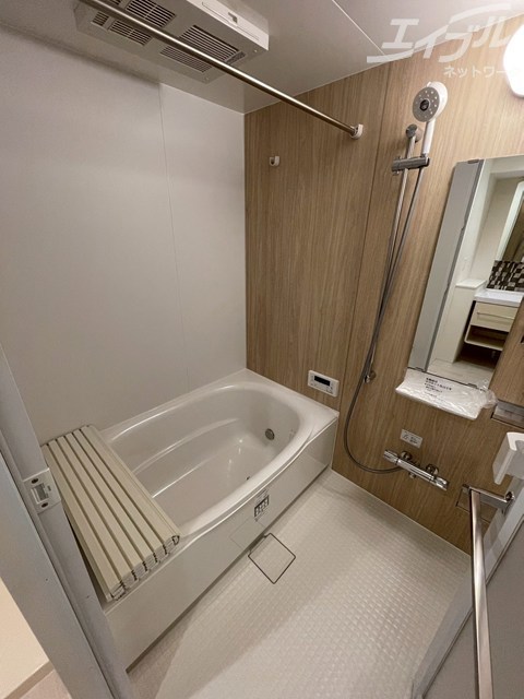 バス・シャワールーム　大きな浴室です。