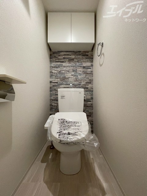 トイレ　白基調の綺麗なトイレです。