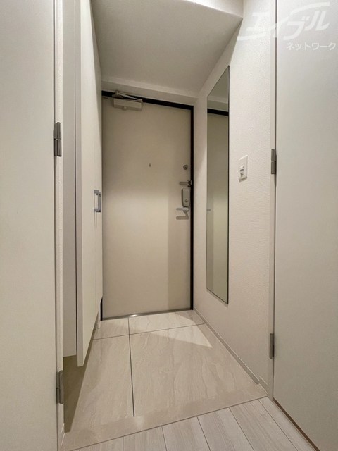 玄関　鏡付きの玄関です。