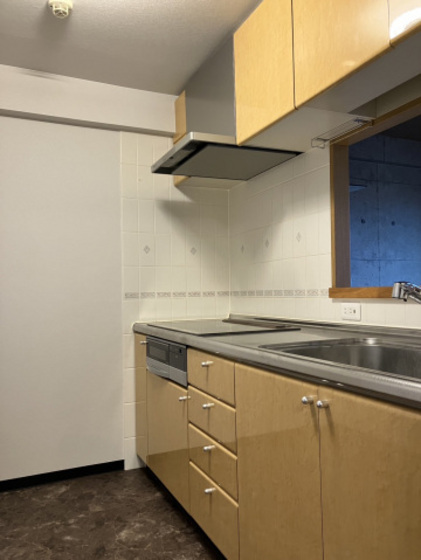 キッチン　掲載写真は同マンション別部屋参考写真となります。