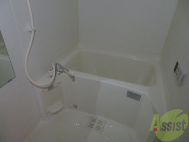 バス・シャワールーム　バスルームは狭すぎず、シャワーも浴びやすそうです。