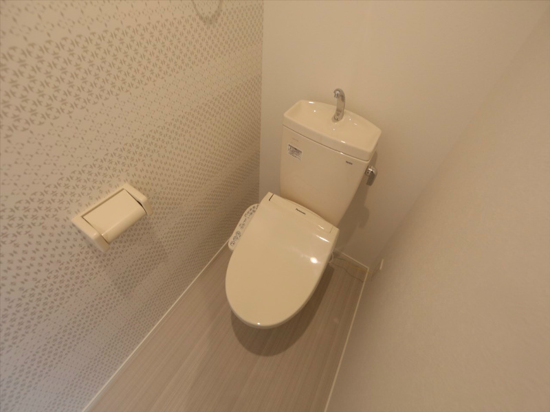 トイレ　温水洗浄暖房便座付トイレ　同型写真