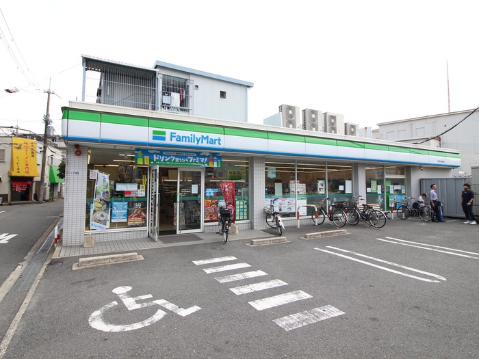 コンビニ　ファミリーマート（コンビニ）まで500m