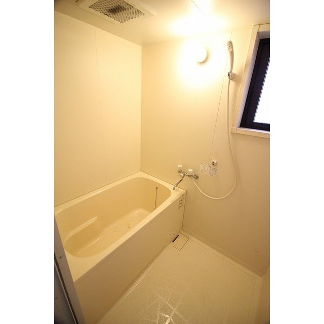 バス・シャワールーム　換気が出来る窓付きのお風呂です