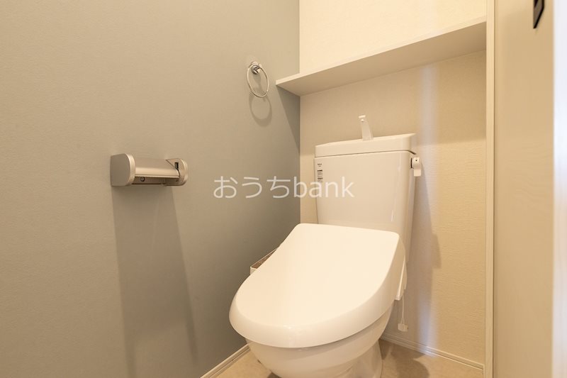 トイレ　清潔感のある洋式トイレは温水洗浄便座がついてます。