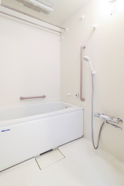 バス・シャワールーム　便利な自動お湯張り機能付きのお風呂、浴室換気乾燥機付きです