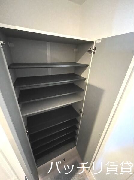 玄関　別号室タイプの為、現状を優先致します。