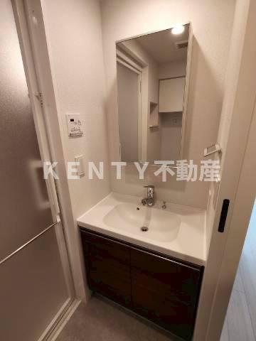 洗面設備　明るい洗面所です