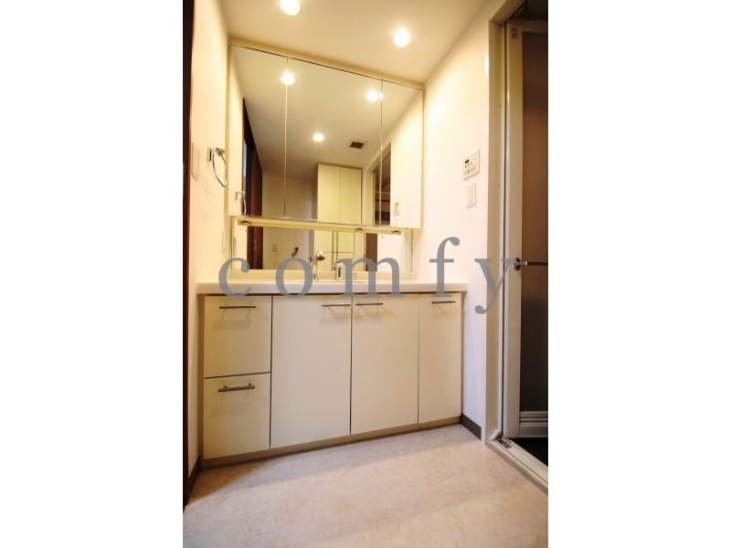 洗面設備　三面鏡独立洗面台・パウダールーム