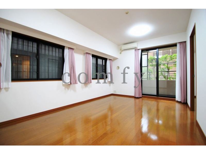 居室・リビング　角部屋２面採光で風通しの良いリビング