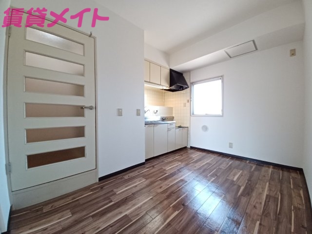 居室・リビング　同物件別室写真