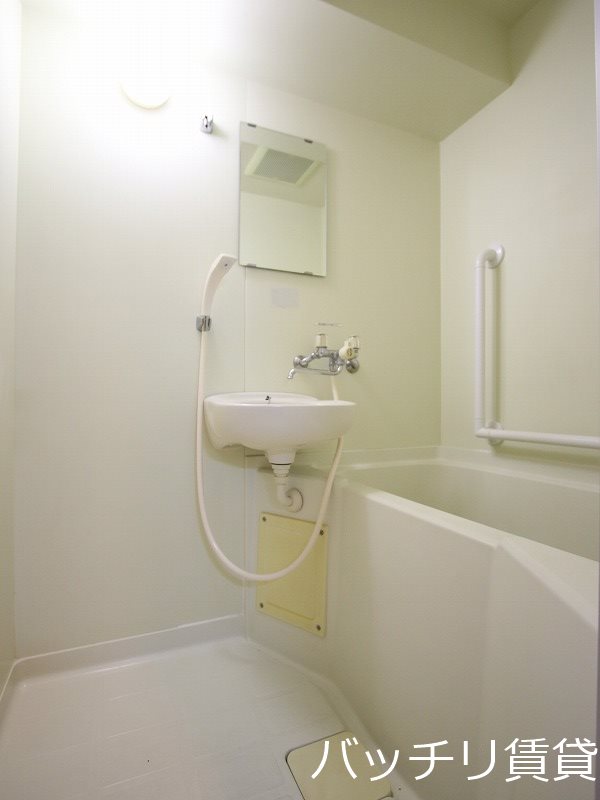 バス・シャワールーム　室内写真等は別号数の為、現状優先となります。