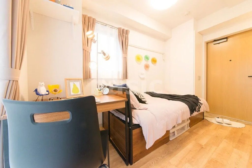 居室・リビング　モデルルーム（ベッド、机、椅子のみ備品）