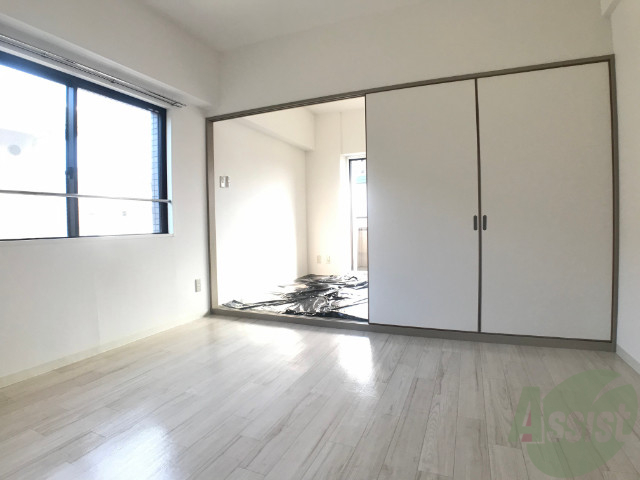 その他部屋・スペース　洋室を別角度から。明るい日差しが気持ち良いですね。