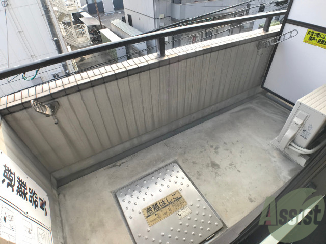 バルコニー　バルコニーは天気の良い日には洗濯物もよく乾きそうですね。