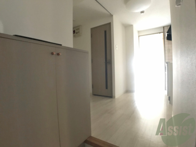 玄関　玄関を入って右側に居住スペースがあります。