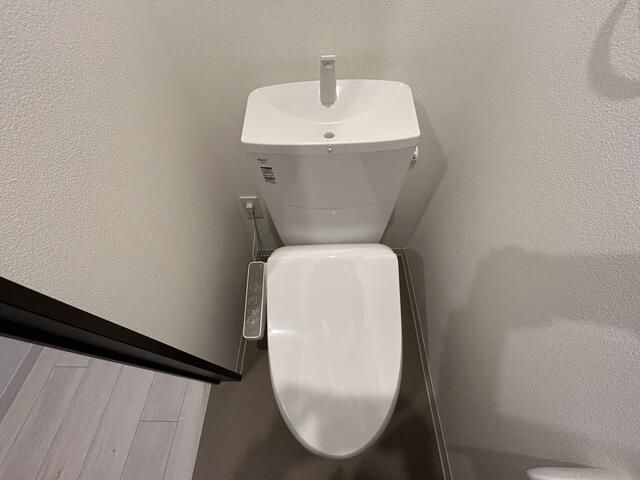 トイレ　同メーカー施工例 ※ドアは便器の前に有り