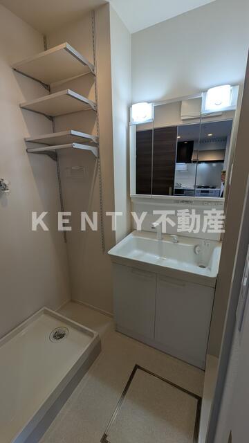 洗面設備　ゆったりとスペースのある洗面所