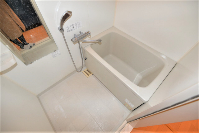 バス・シャワールーム　落ち着いた空間のお風呂です