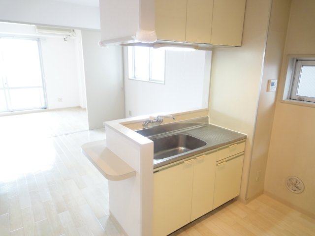 キッチン　同物件別号室の写真です。