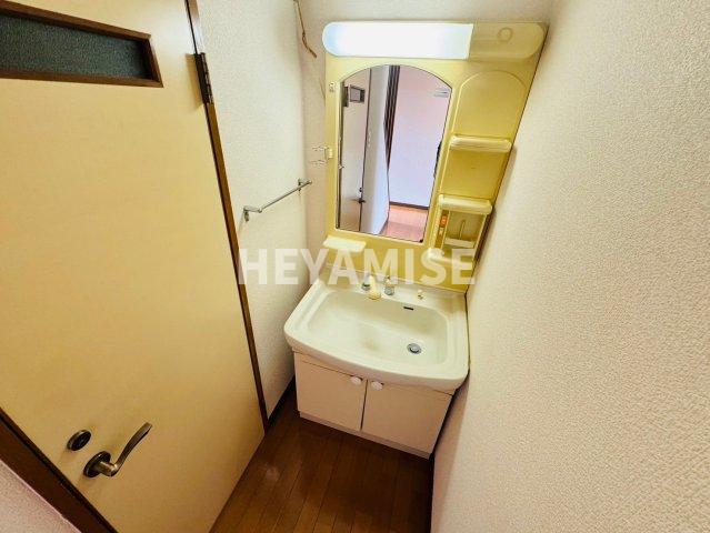 洗面設備　※別の号室の内装写真です。