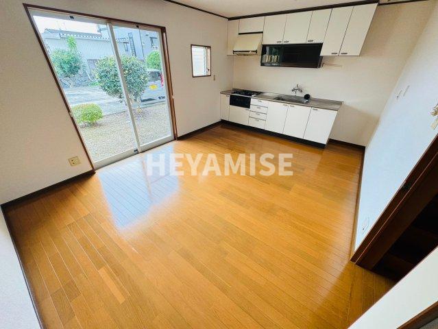 居室・リビング　※別の号室の内装写真です。